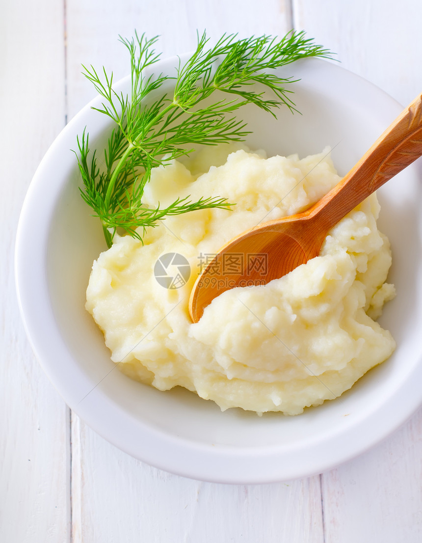 白碗里的土豆泥小吃托盘饮食木头状物午餐黄油橡木勺子胡椒图片