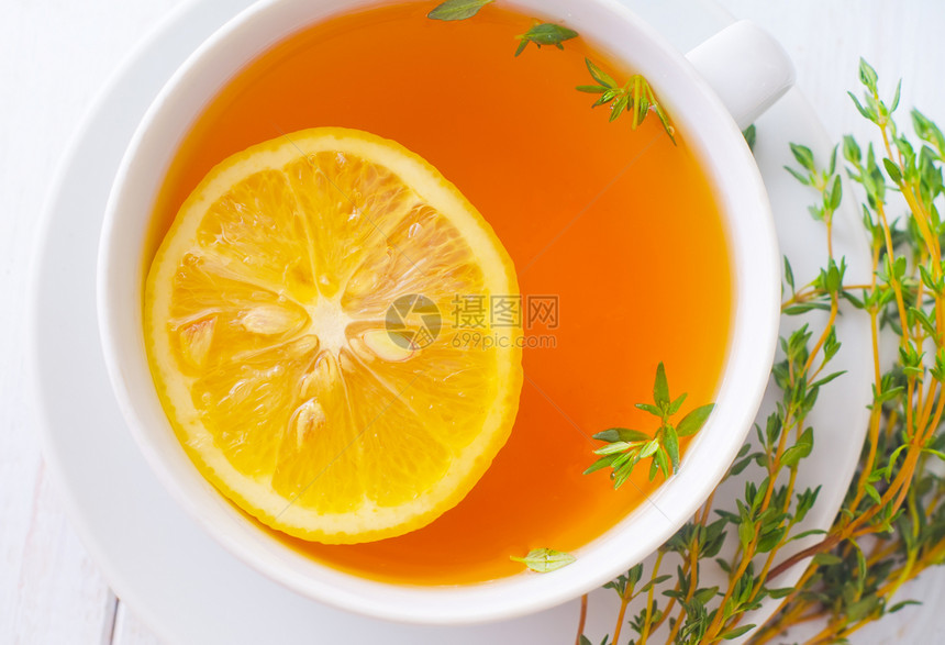 白杯里加柠檬的清茶香气竹子树叶兴奋剂陶器早餐芳香百里香液体飞碟图片