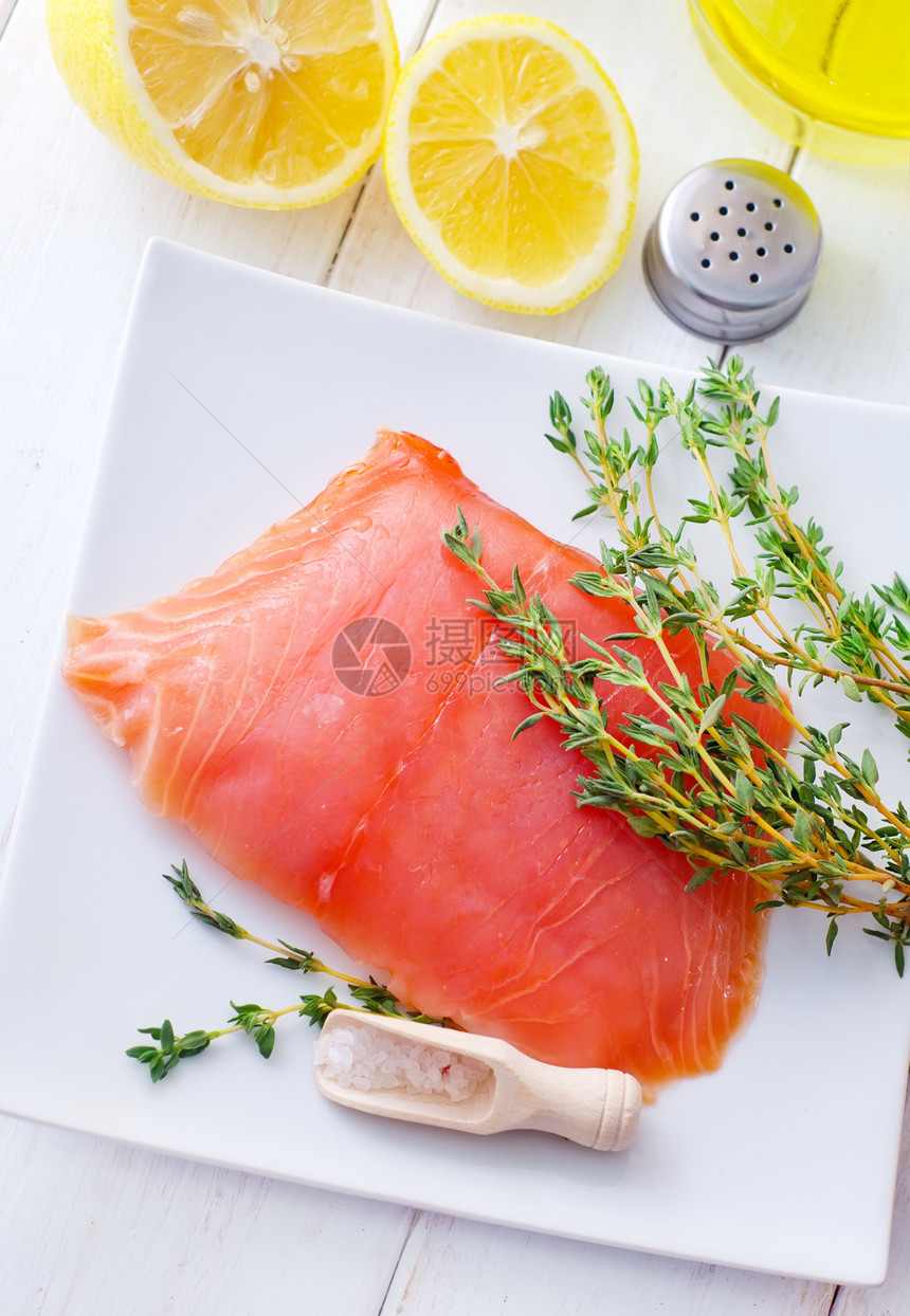 白盘上的生鲑鱼 有百香和盐市场炙烤胡椒产品宏观午餐百里香石板柠檬海鲜图片