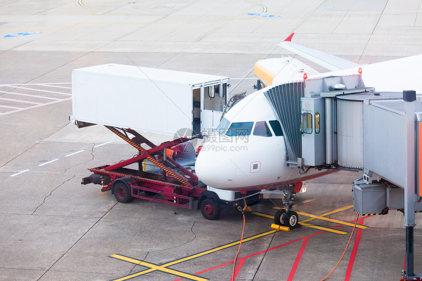 飞机停靠机场 供登机和服务图片