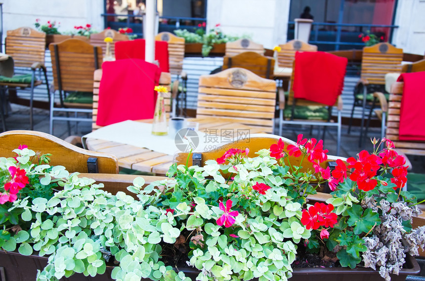 在户外咖啡厅里 鲜花和木菜花花盆阳光桌子店铺文化露台餐厅村庄阳台树篱图片