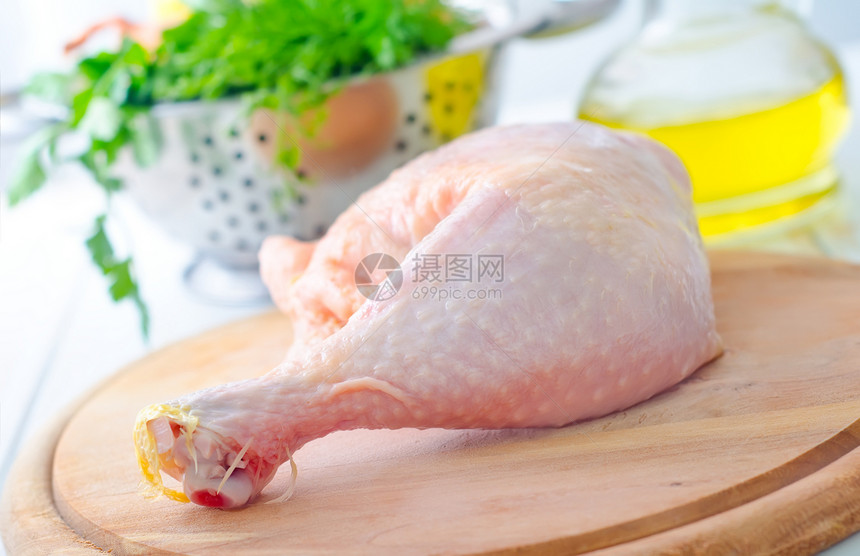 木板上的生鸡和刀香菜照片鸡腿厨房美食食物家禽营养皮肤木头图片