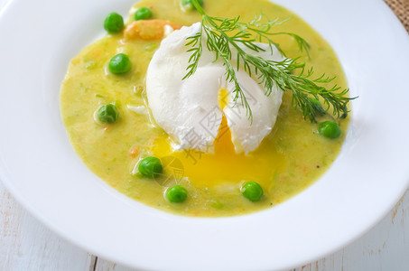 绿豆和鸡蛋浸出的新汤水煮用餐盘子照片蔬菜英语油炸种子蛋黄食物背景图片