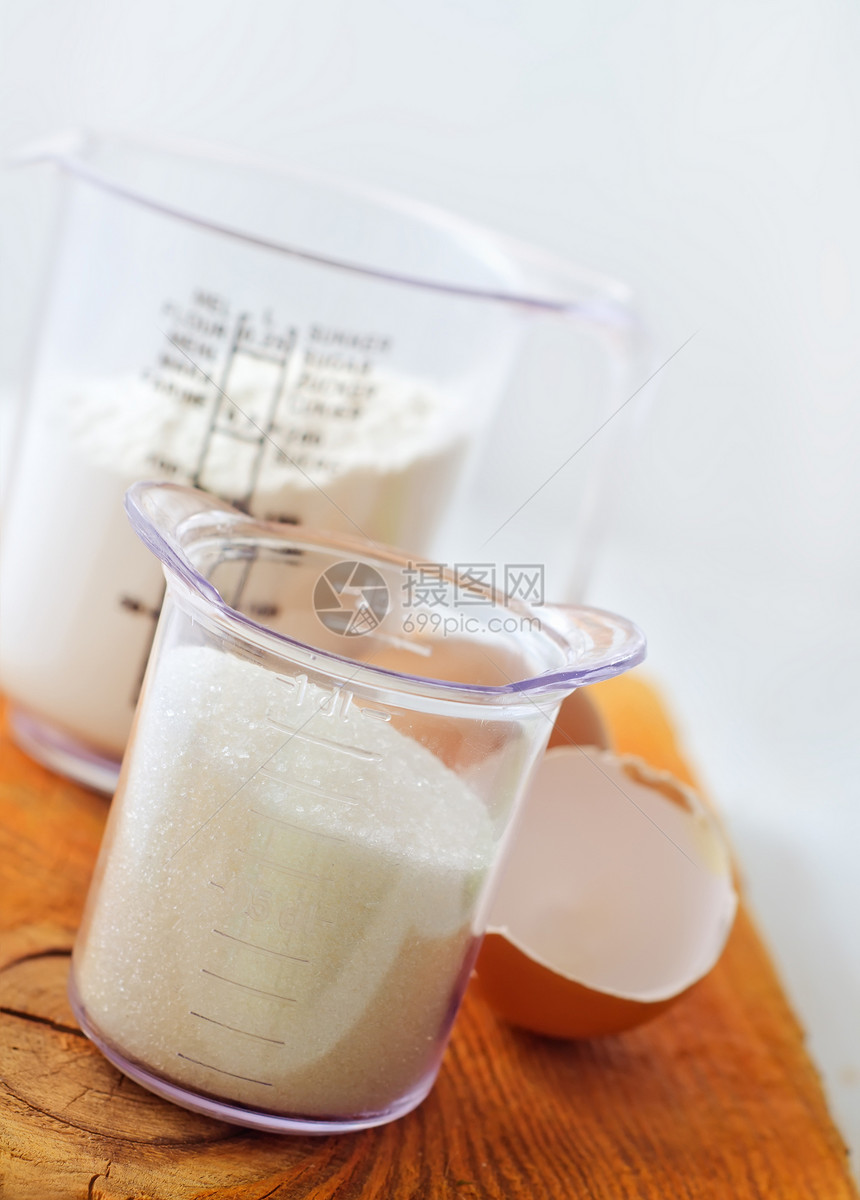 木板上的糖 面粉和生蛋工具奶制品测量粮食烹饪擀面杖面包饼干玻璃糕点图片
