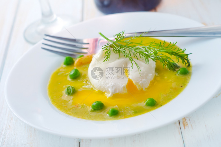 绿豆和鸡蛋浸出的新汤照片水煮用餐黄油蛋黄蔬菜种子早餐食物盘子图片