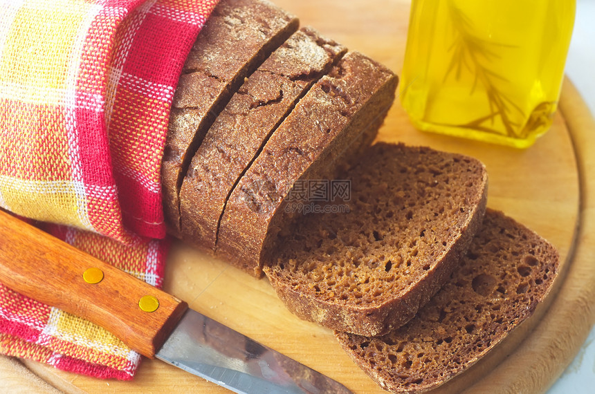 木板上的新鲜面包和刀化合物脆皮工作室美食照片饮食小麦纤维早餐粮食图片