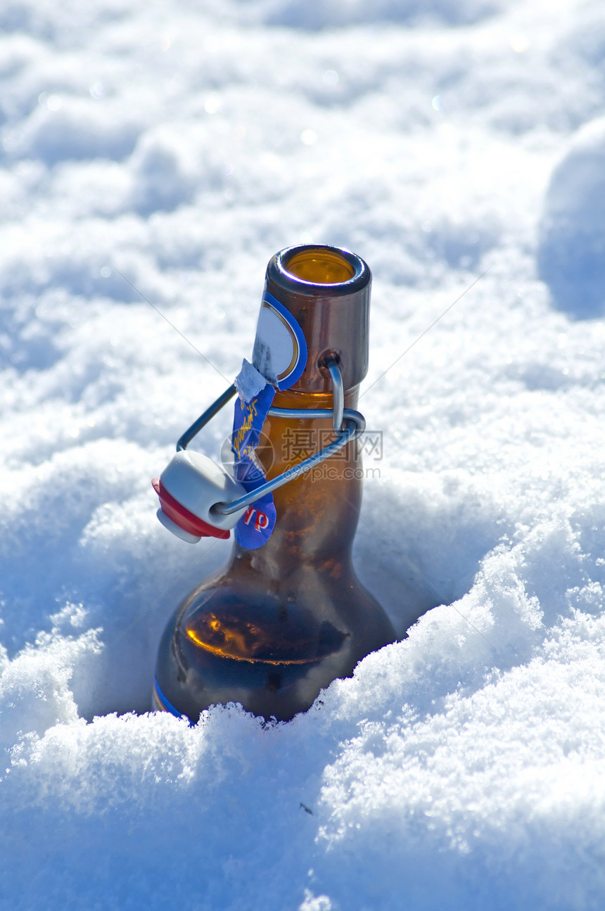 雪中啤酒瓶图片