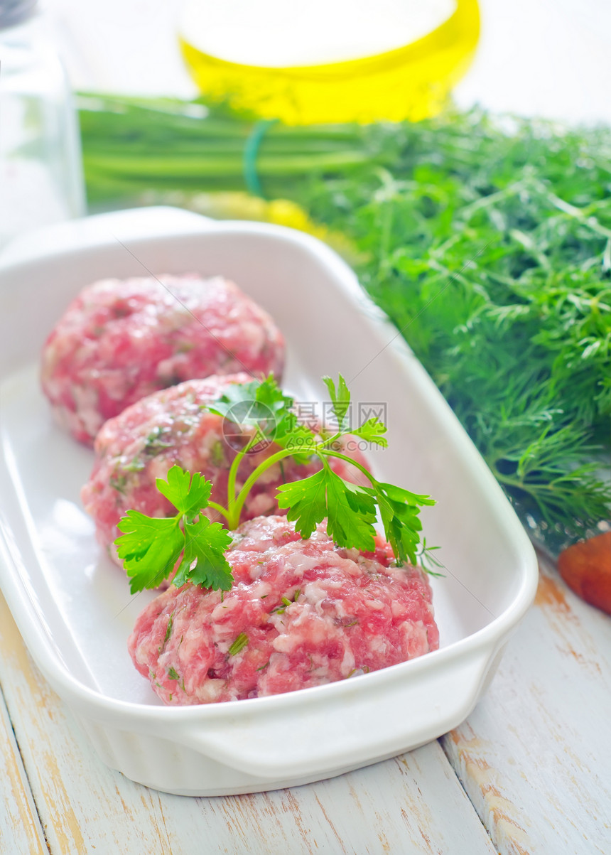 白碗里生肉球厨房烹饪美食碎肉地面白色饮食馅饼红色牛肉图片