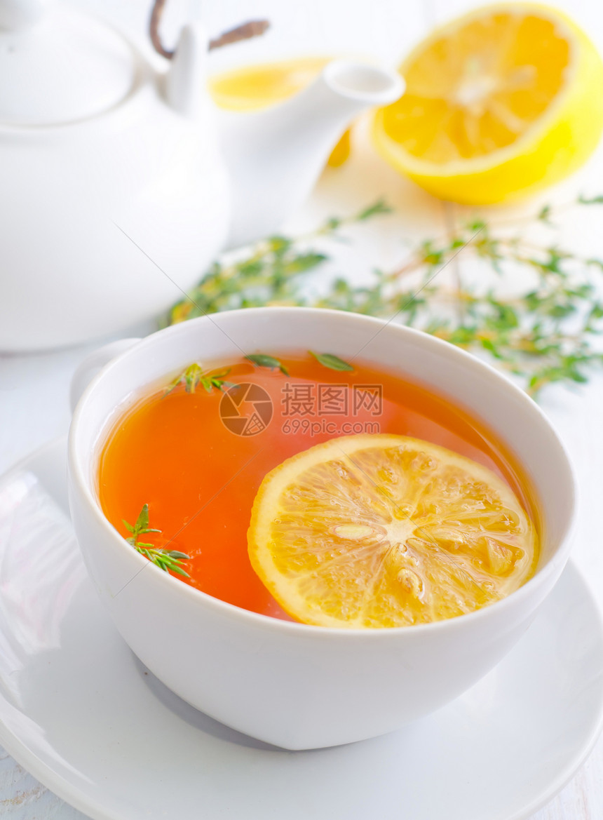 白杯里加柠檬的清茶竹子树叶飞碟黏土香气早餐芳香刺激百里香液体图片