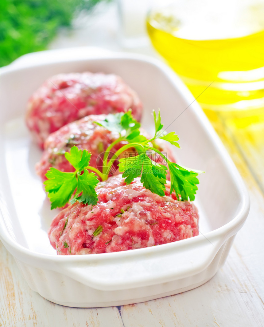 白碗里生肉球厨房牛肉香肠营养碎肉饮食屠夫美食馅饼餐厅图片