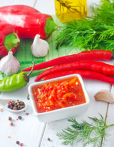 绝壁逢生番茄和辣椒新鲜酱烹饪美食蔬菜香味团体胡椒玻璃香料食物植物背景