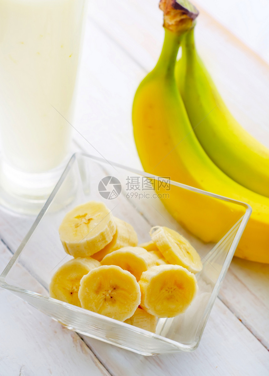 玻璃碗 香蕉和牛奶中的新鲜香蕉液体水果酸奶餐厅营养桌子稻草甜点活力奶油图片