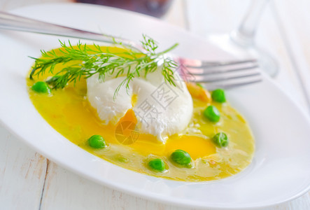 蔬菜奶油汤绿豆和鸡蛋浸出的新汤英语用餐午餐食物水煮蛋黄种子黄油盘子早餐背景