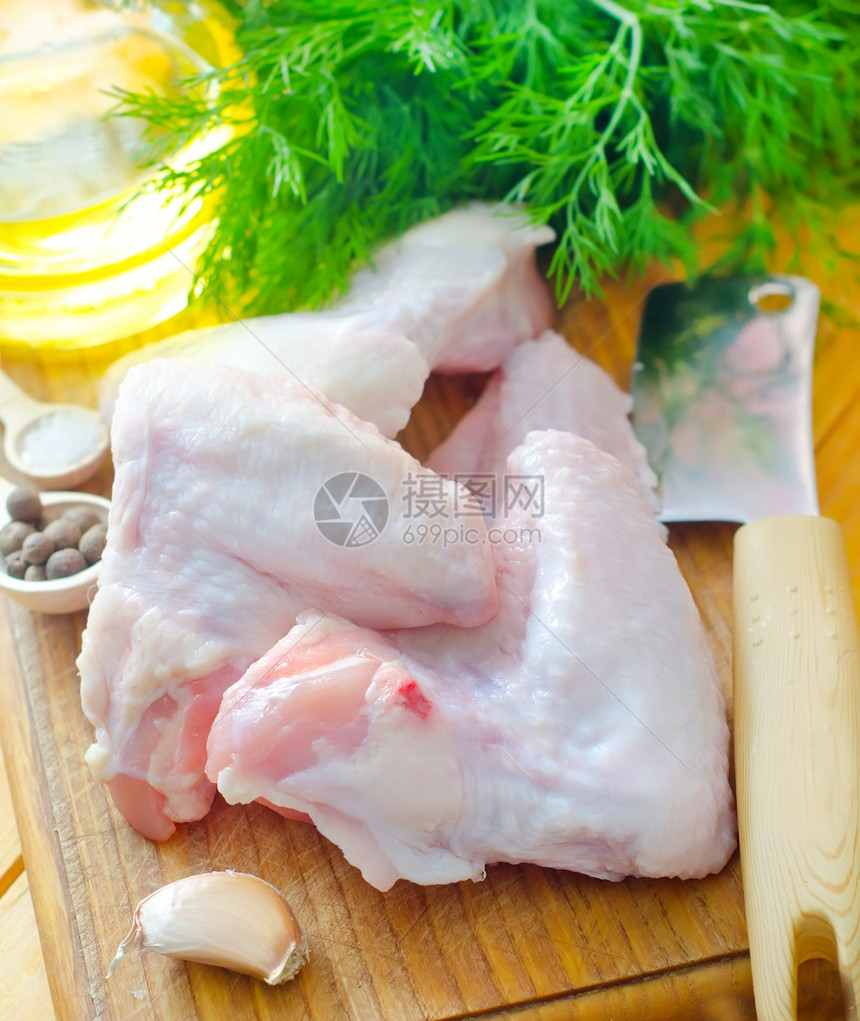 木板上的生鸡 鸡翼卡盘木头翅膀蔬菜鱼片厨房工作室家禽团体食物图片