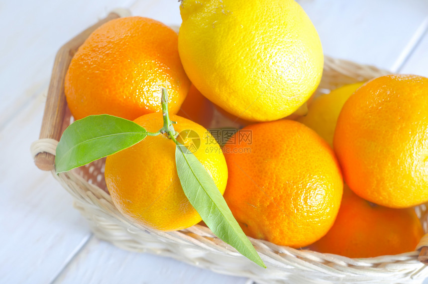 普通中年营养绿叶圆圈水果团体叶子丁香果汁宏观橘子图片