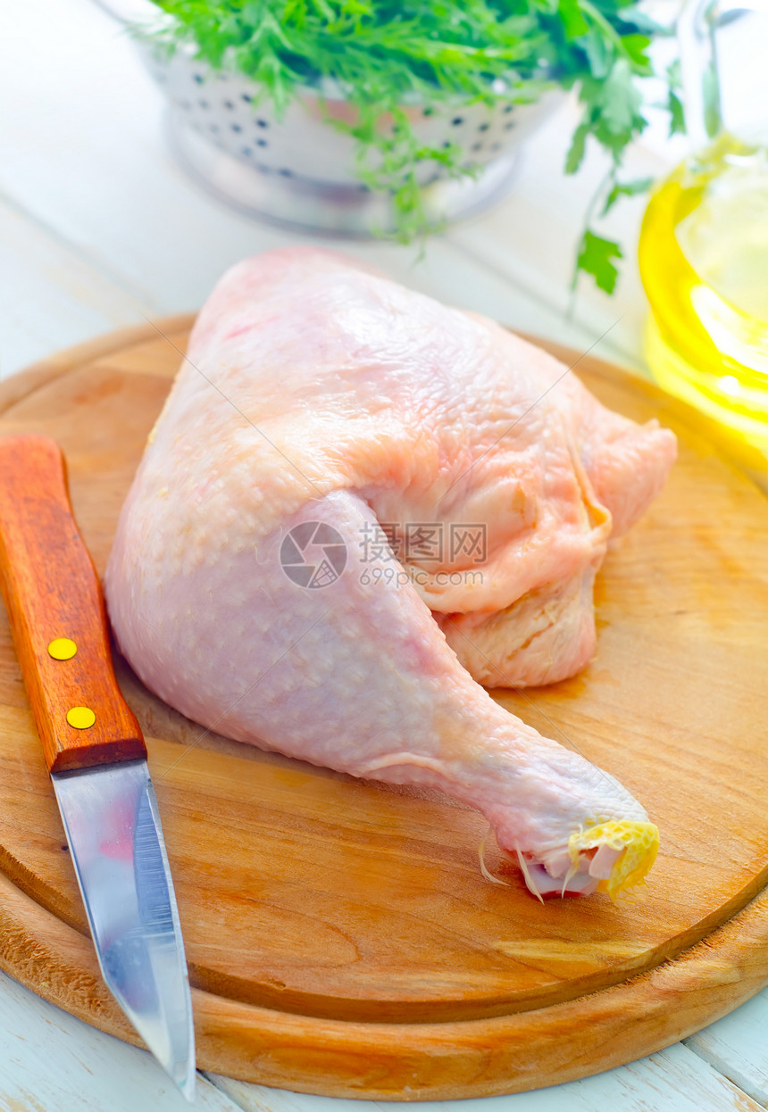 木板上的生鸡和刀家禽美食厨房鸡腿皮肤烹饪大理石午餐营养食物图片