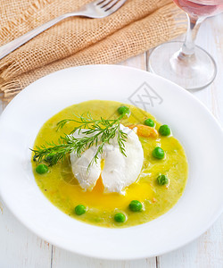 绿豆和鸡蛋浸出的新汤午餐水煮蔬菜英语用餐食物盘子营养种子黄油背景图片