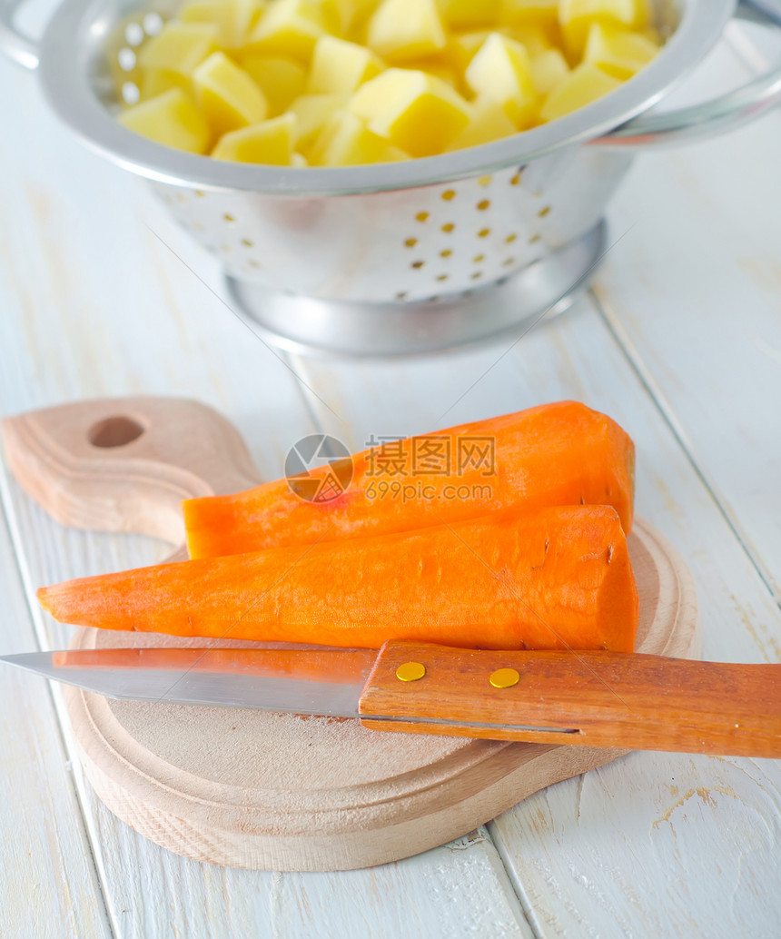 胡萝卜和土豆食物宏观磨碎原油烹饪立方体白色木板木头团体图片