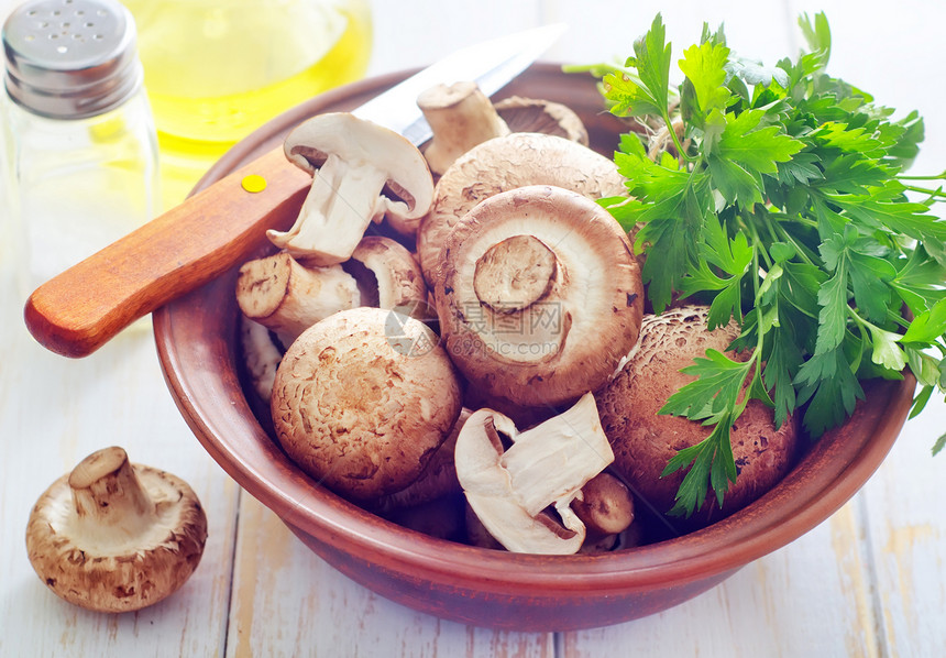 蘑菇饮食木头肉汁营养按钮木板食物菌类收成厨房图片