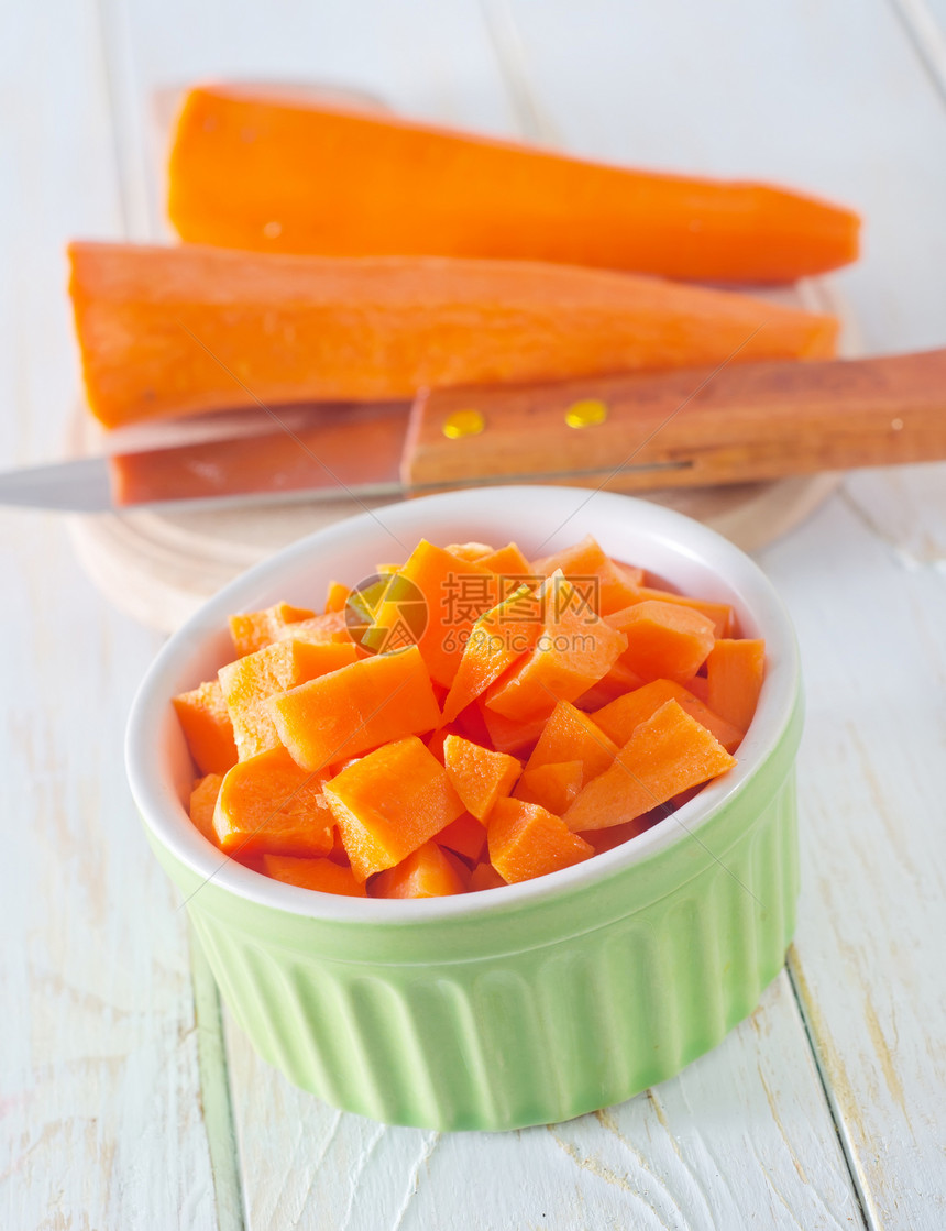 胡萝卜收成园艺饮食木头橙子沙拉木板晚餐营养立方体图片