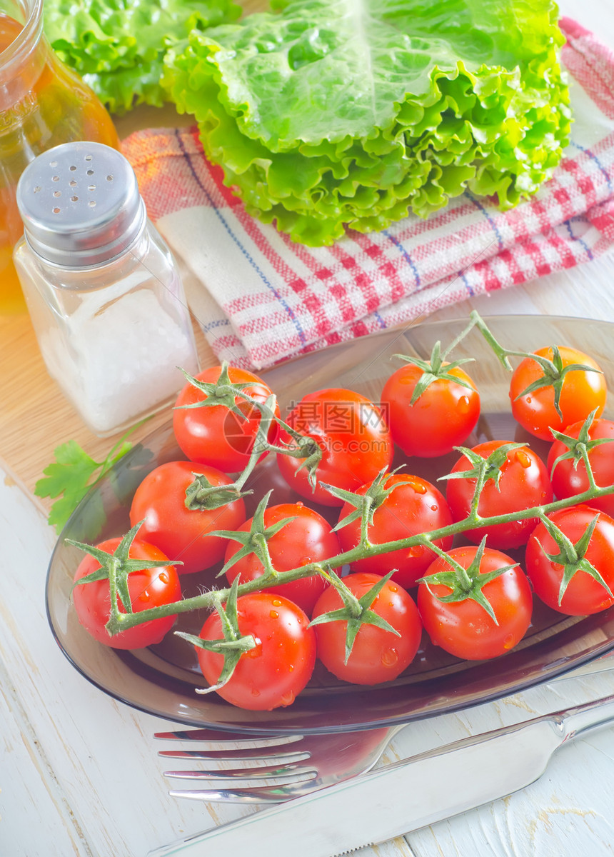 新鲜番茄桌布银器饮食沙拉小吃木头午餐蔬菜草本植物食物图片