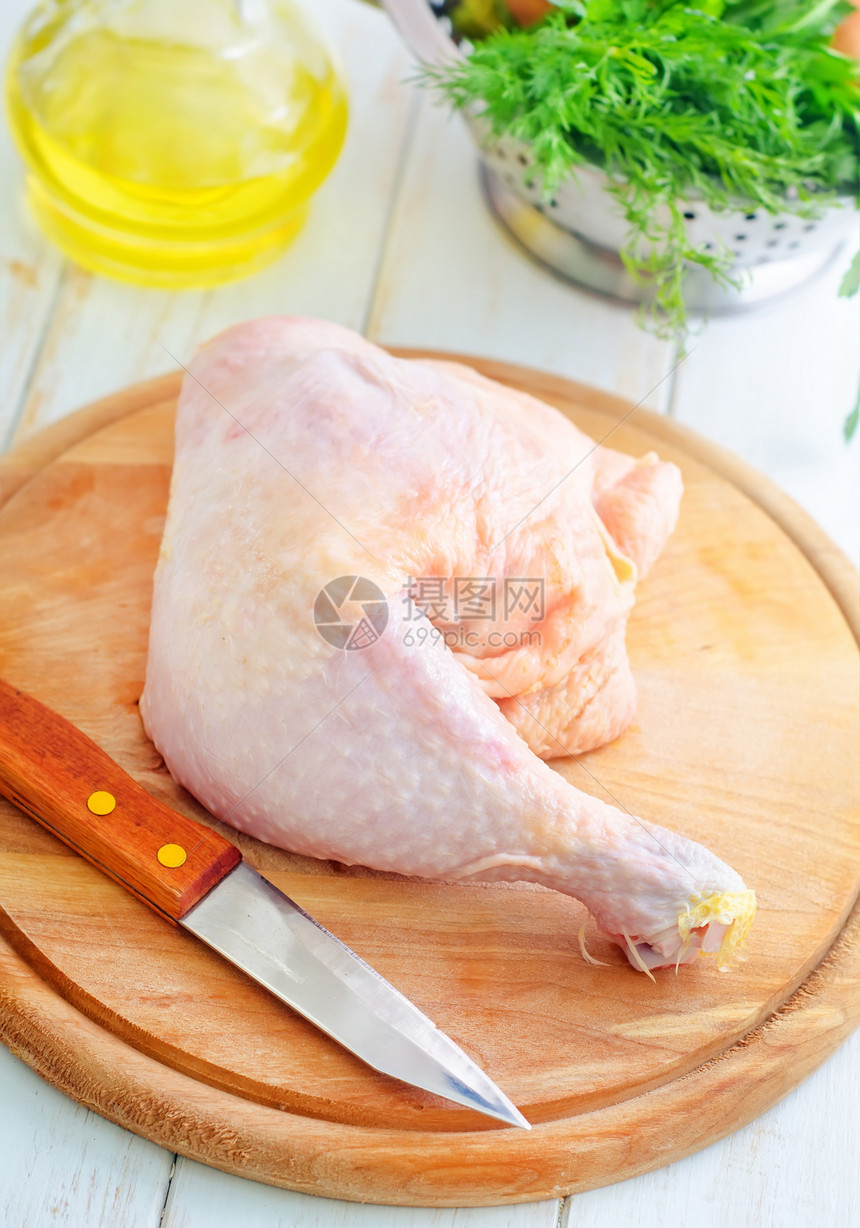 木板上的生鸡和刀食物鱼片大理石鸡腿香菜厨房皮肤家禽营养午餐图片