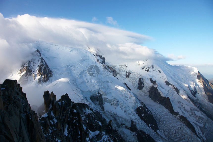 勃朗峰土地地标全景旅行天空滑雪太阳石头假期场景图片