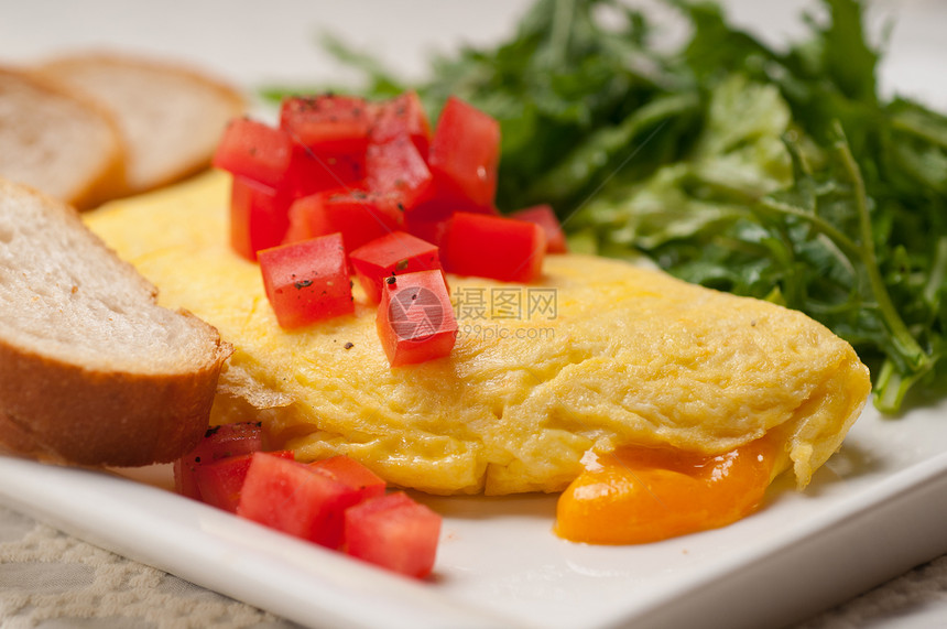 配番茄和沙拉的奶酪蛋奶饮食早餐火腿宏观油炸蔬菜盘子折叠午餐食物图片