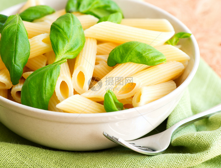 马卡罗尼和巴西尔在布布上草本植物午餐盘子美食食物厨房绿色烹饪饮食餐具图片