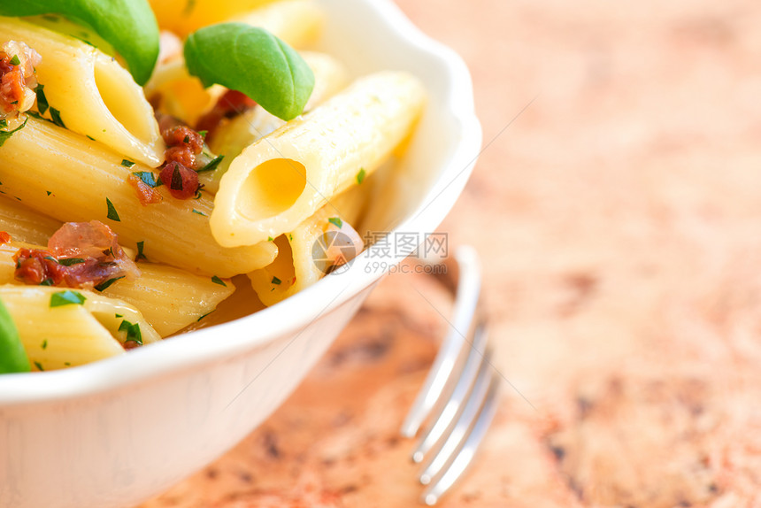 马卡罗尼和害虫紧闭盘子宏观草本植物松树食物饮食香菜坚果美味香蒜图片