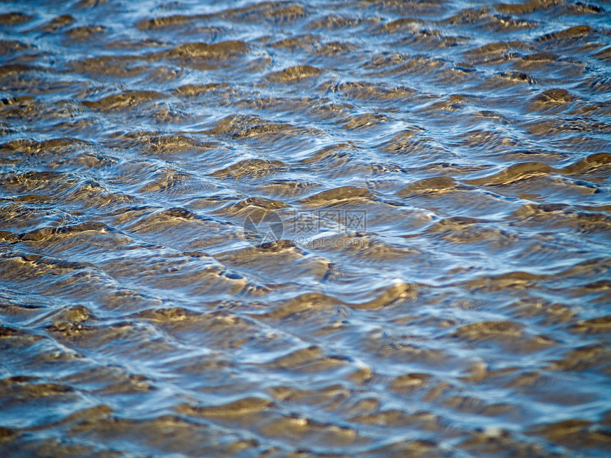 海滩浅水中的海洋波纹反射天蓝色晴天支撑海浪蓝色折射海滨涟漪游泳图片
