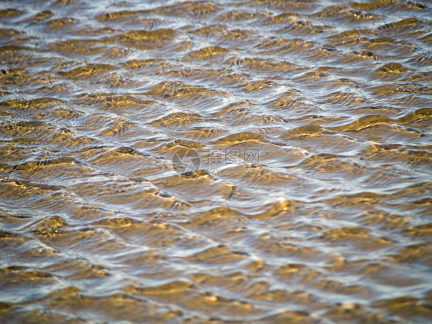 海滩浅水中的海洋波纹液体折射支撑阳光游泳海浪海岸天蓝色太阳晴天图片