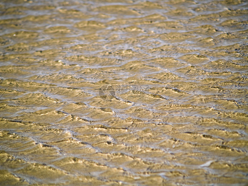 海滩浅水中的海洋波纹蓝色海滨支撑晴天液体天蓝色游泳反射涟漪折射图片