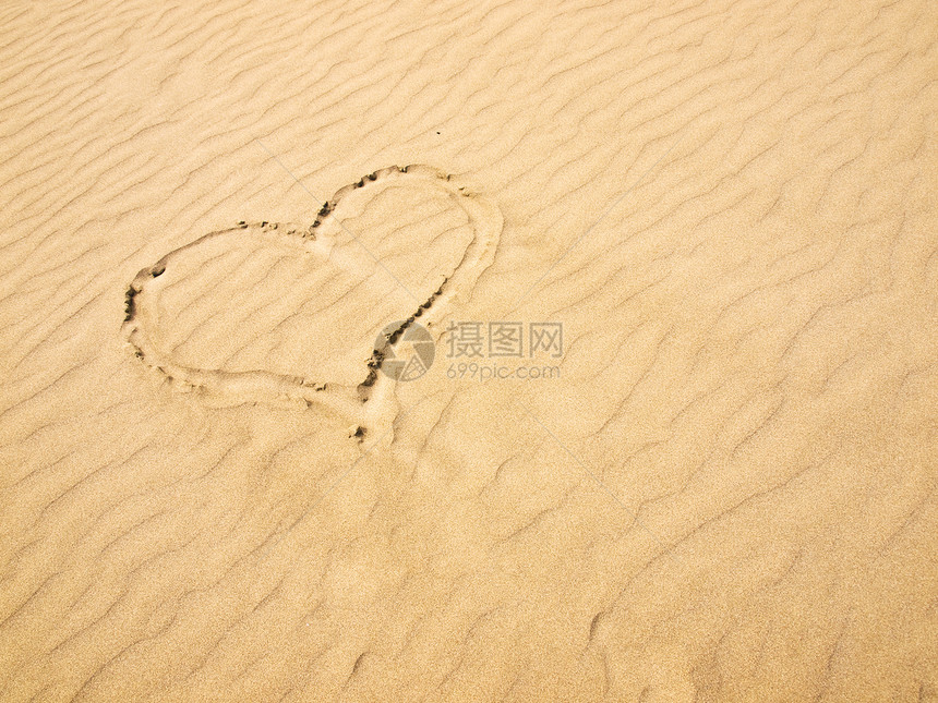 日落之日 心在沙中海洋沙丘涟漪友谊假期婚礼晴天旅行海岸孤独图片