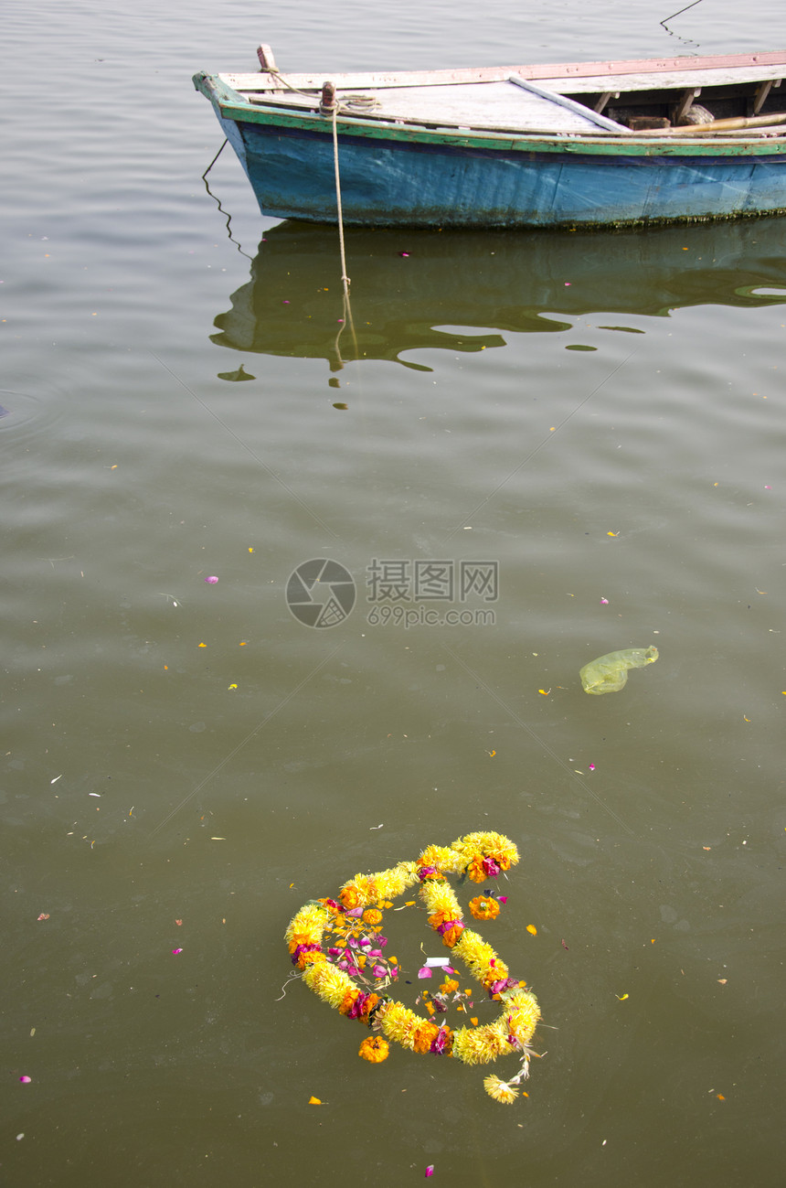 印度瓦拉纳西州恒河的鲜花和小船图片