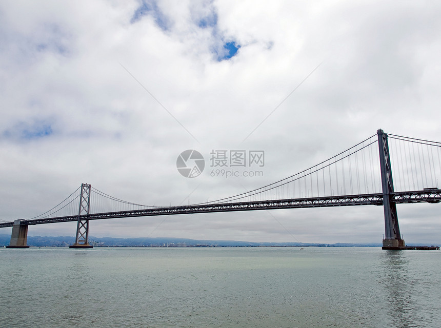 旧金山湾大桥在云天交通建筑天际历史性电缆海岸地标水路城市天空图片