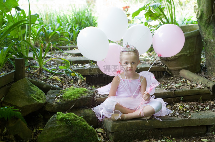 小女孩打扮成童话般的芭蕾舞公主 在她生日那天在森林花园里植物花园森林女性白色美丽粉色女孩翅膀裙子图片