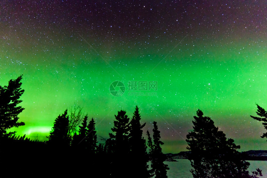 北极光或北极光的绿色光亮亮度天空物理学领土漩涡场地磁性北极光极光天文图片