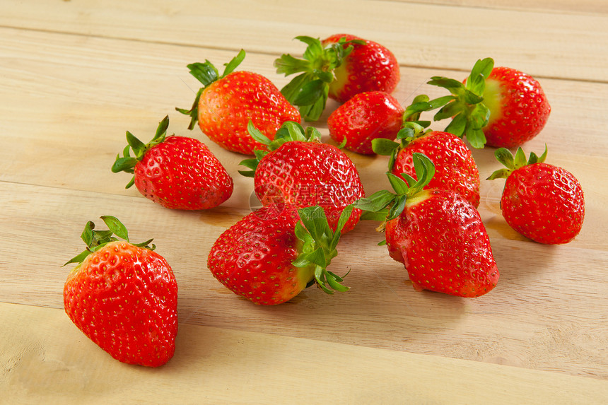 红草莓食物团体甜点乡村水果叶子红色宏观木头浆果图片