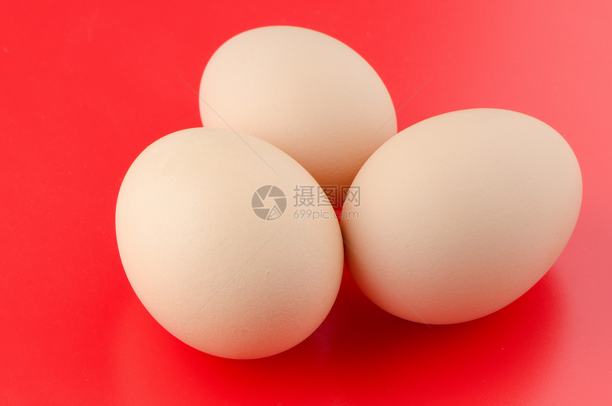 三个棕蛋美食团体食品饮食红色蛋壳杂货店营养圆形棕色图片