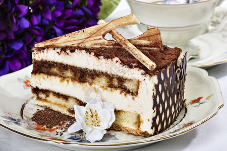 拉蒂阿斯顿蒂拉米苏奶油蛋糕盘子巧克力杯子甜点背景