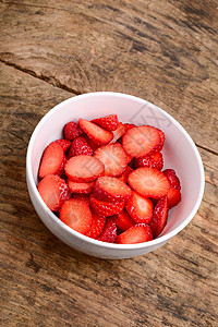 切片草莓杯奶油甜点水果时令红色背景图片