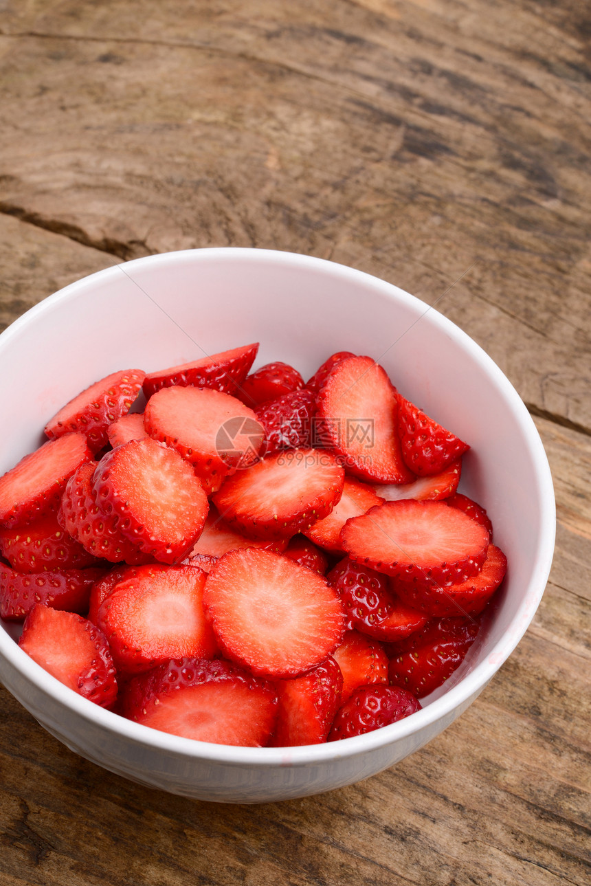 切片草莓杯甜点水果时令奶油红色图片