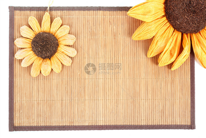 木桌设置背景的向日葵装饰棕色边界园艺桌子太阳环境橙子花朵植物群框架图片