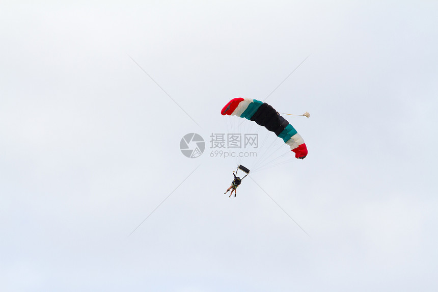 Skydiver 降落伞打开刺激跳跃伞兵乐趣飞行跳伞员运动漂浮爱好跳伞图片