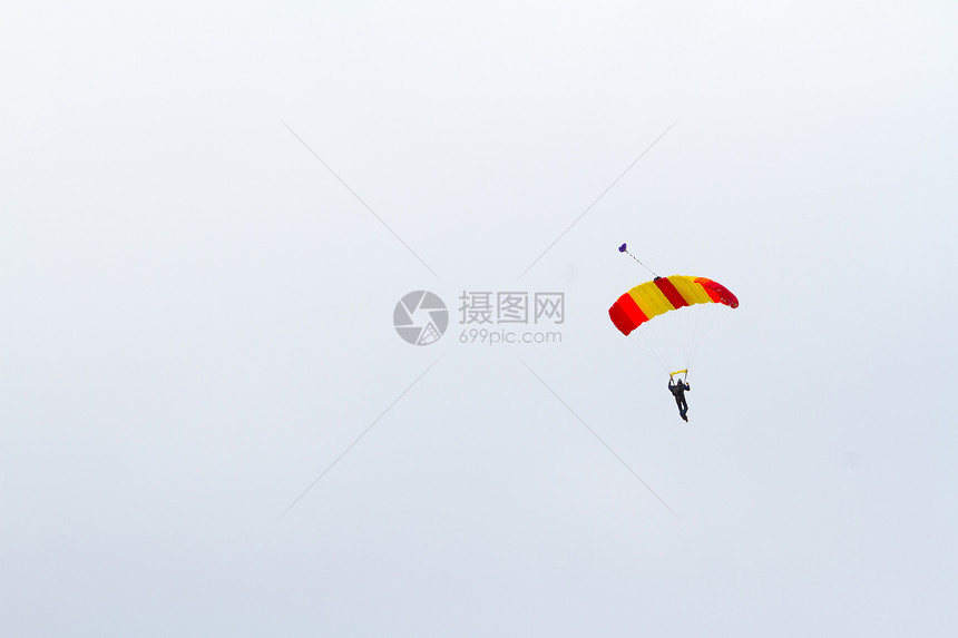 Skydiver 降落伞打开伞兵飞行刺激乐趣爱好快感独奏跳伞员漂浮跳伞图片