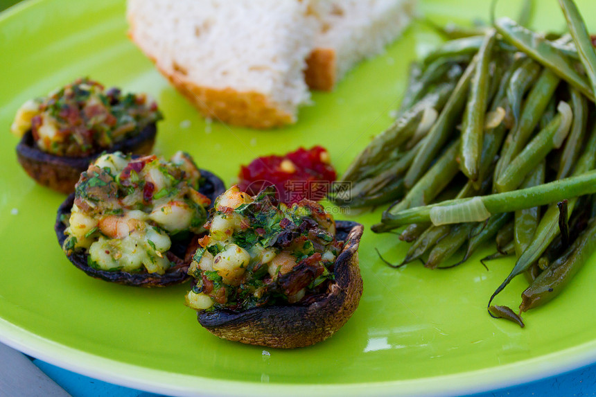 装满了蘑菇和绿豆面包盘子餐厅午餐蓝色绿板绿色营养食物图片