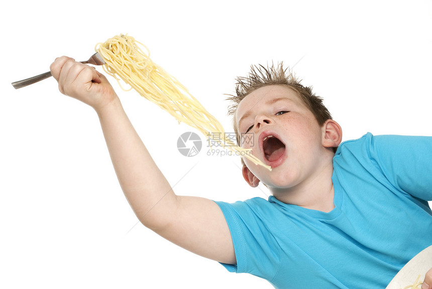 男孩吃意大利面营养午餐男生饥饿面条乐趣食物孩子图片