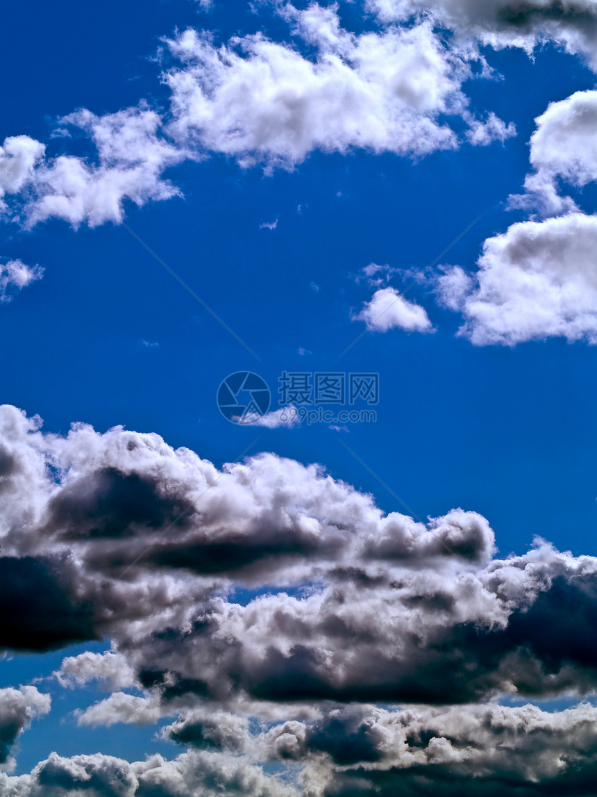 蓝天上的灰云环境天气沉淀季节积雨气氛蓝色天空云景天蓝色图片