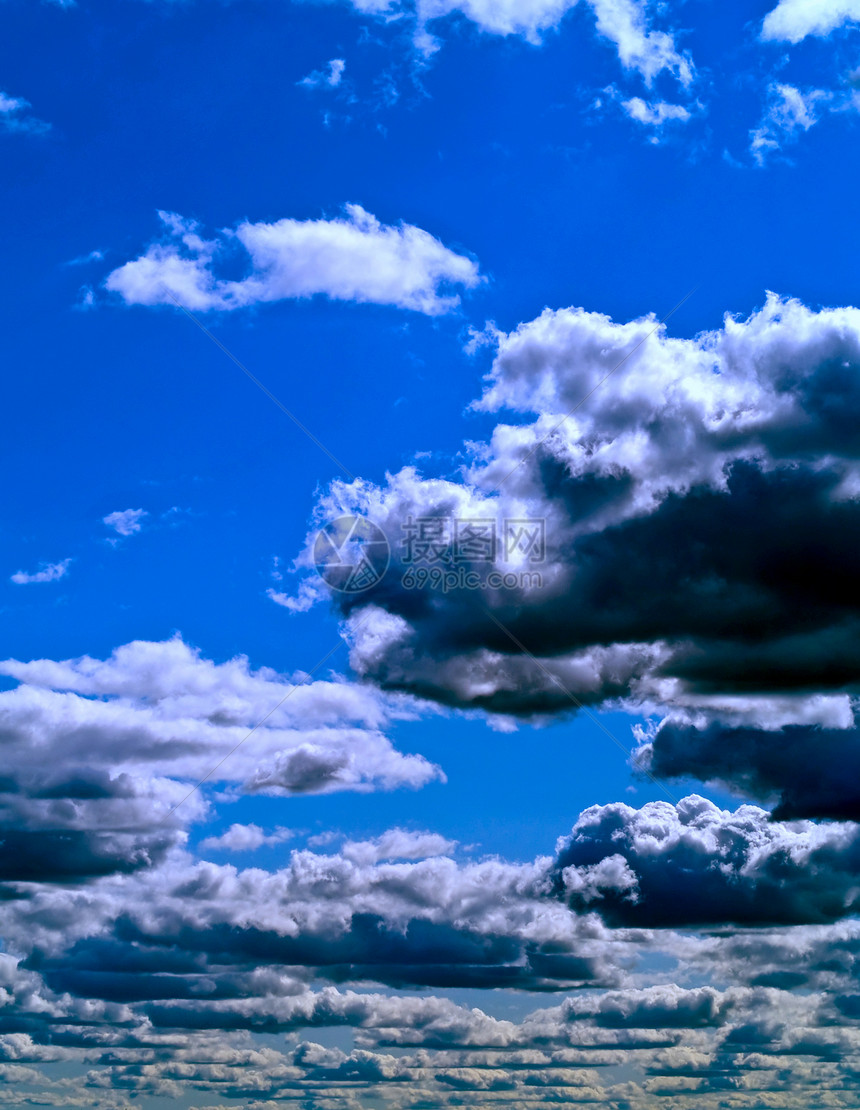 蓝天上的灰云天气积雨臭氧天蓝色云雾云景沉淀上帝风暴天空图片